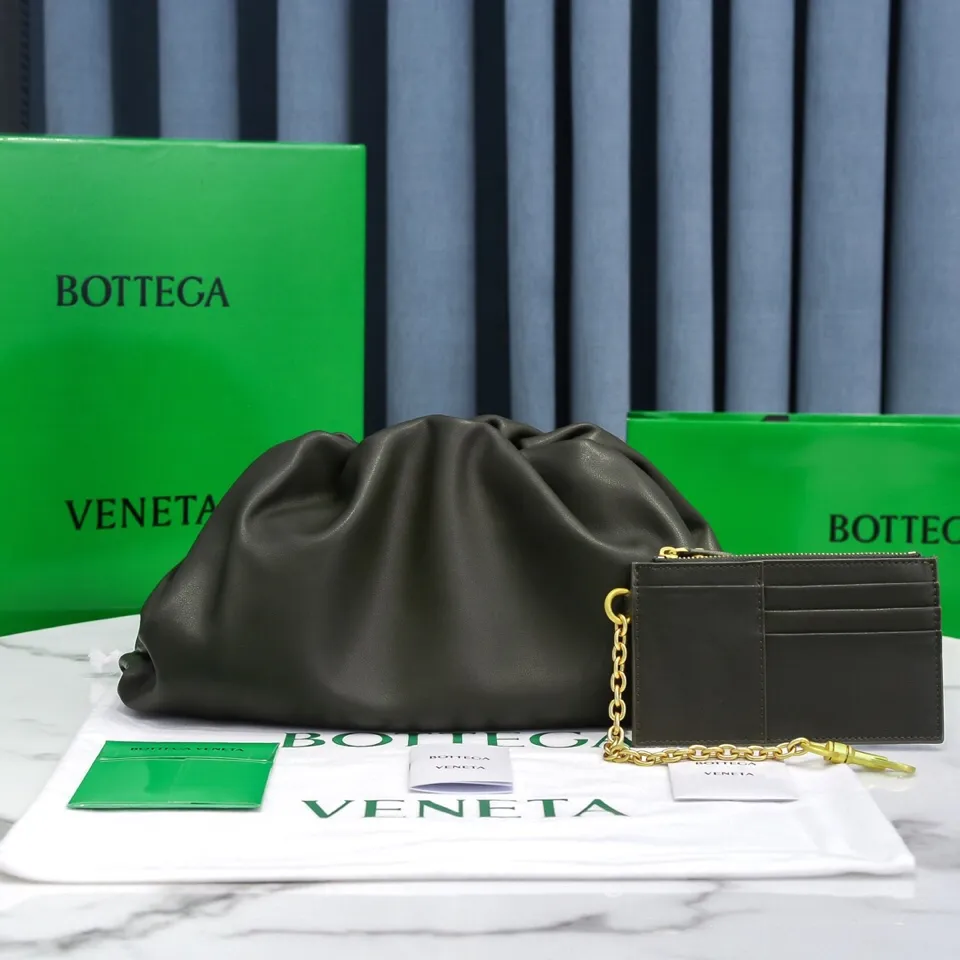 Batch 1660 Bottega Veneta cloud bag ☁️POUCH series original plain calfskin, super low-key and attractive, soft and casual, major Internet celebrity bloggers are crazy about calling it fashionable and classy, ​​lazy and intellectual Large size: 38x20x8.5cm (large cloud plain) dark green